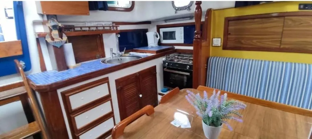 Botel Vintage And Cozy Sailing Boat In Barcelona Hotel