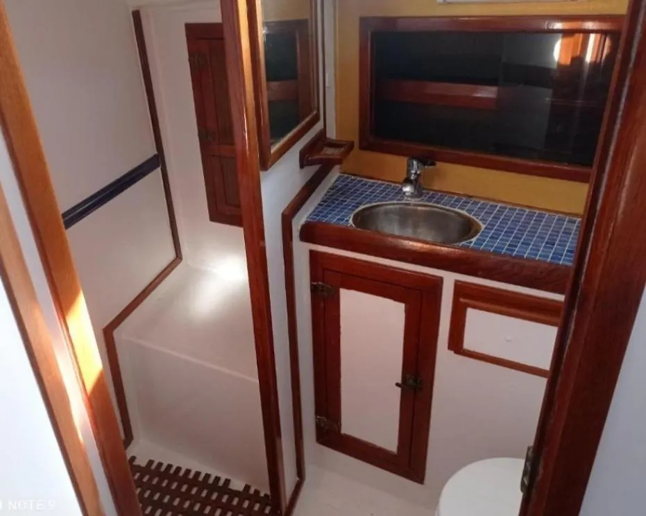 Vintage And Cozy Sailing Boat In Barcelona Hotel Botel