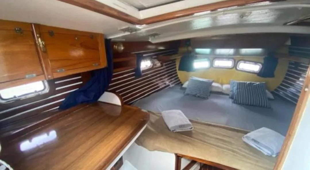 Vintage And Cozy Sailing Boat In Barcelona Hotel Botel