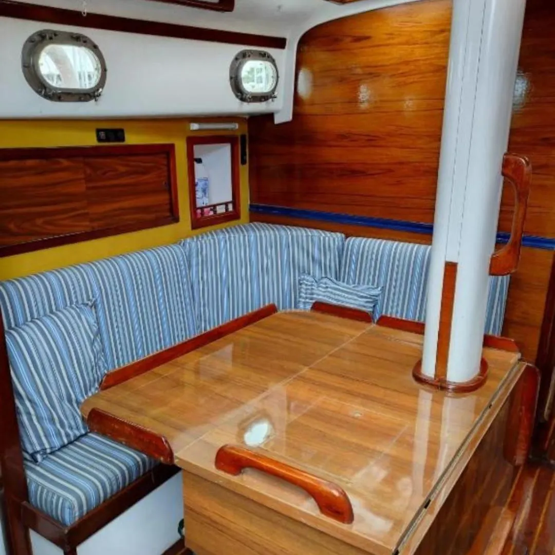 Vintage And Cozy Sailing Boat In Barcelona Hotel Botel