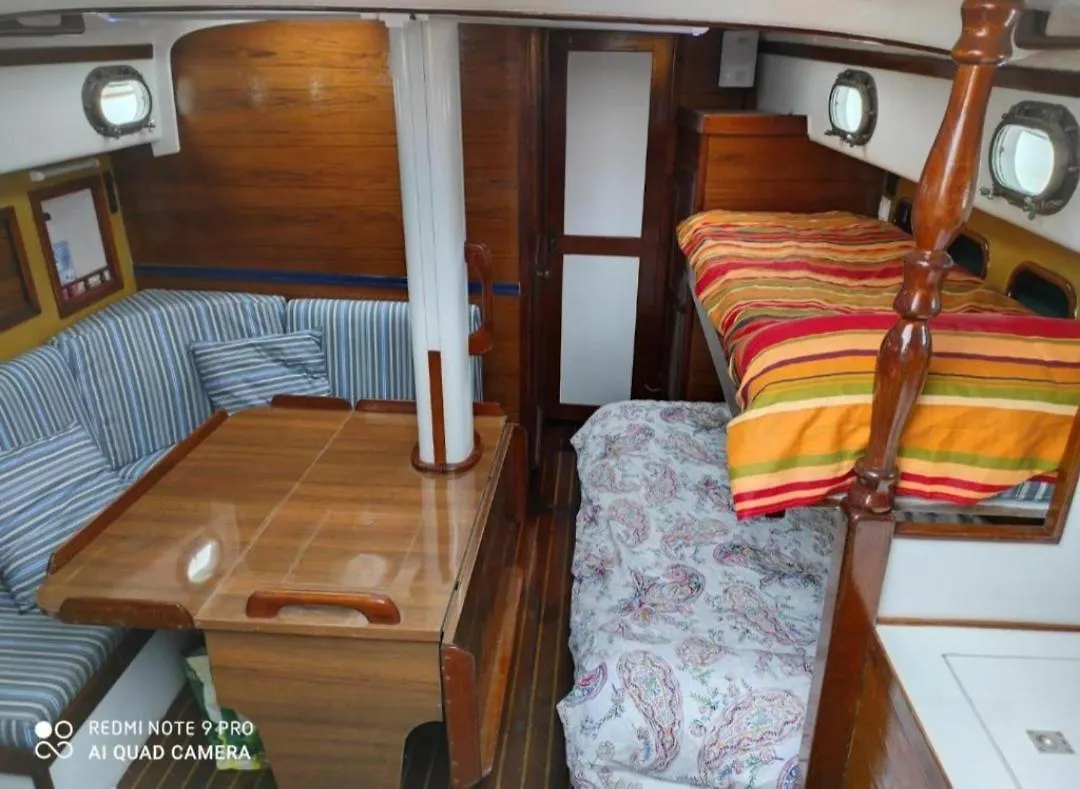Vintage And Cozy Sailing Boat In Barcelona Hotel Botel